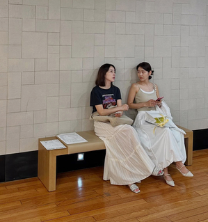 ハン・ヘジン、仲良しのパク・タミとロングスカート姿で光化門&三清洞にお出掛け