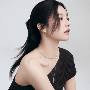 【フォト】コ・ユンジョン、格の違う上品さ…シックな黒コーデ＆ジュエリーで伝説的なビジュアル