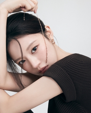 【フォト】コ・ユンジョン、格の違う上品さ…シックな黒コーデ＆ジュエリーで伝説的なビジュアル