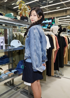 【フォト】キム・ミンジュ、ホン・ギョンの肩に寄り掛かって和やかな2ショット…相性抜群