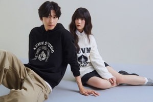 【フォト】キム・ミンジュ、ホン・ギョンの肩に寄り掛かって和やかな2ショット…相性抜群