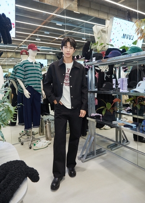 【フォト】キム・ミンジュ、ホン・ギョンの肩に寄り掛かって和やかな2ショット…相性抜群