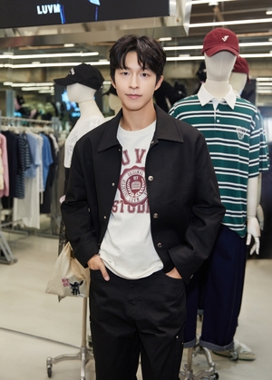 【フォト】キム・ミンジュ、ホン・ギョンの肩に寄り掛かって和やかな2ショット…相性抜群