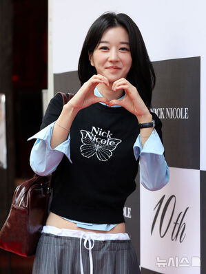 【フォト】ソ・イェジ、ローライズボトムでスリムなウエストちらり