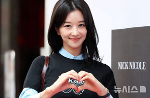 【フォト】ソ・イェジ、ローライズボトムでスリムなウエストちらり