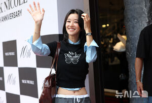 【フォト】ソ・イェジ、ローライズボトムでスリムなウエストちらり