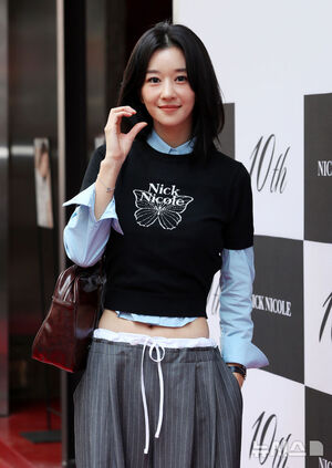 【フォト】ソ・イェジ、ローライズボトムでスリムなウエストちらり