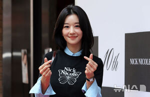 【フォト】ソ・イェジ、ローライズボトムでスリムなウエストちらり