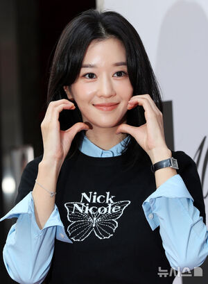 【フォト】ソ・イェジ、ローライズボトムでスリムなウエストちらり