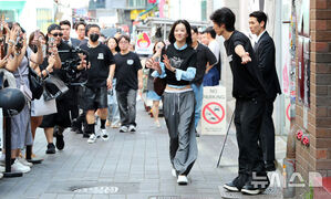 【フォト】ソ・イェジ、ローライズボトムでスリムなウエストちらり