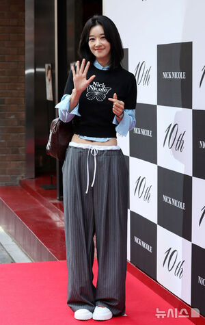 【フォト】ソ・イェジ、ローライズボトムでスリムなウエストちらり