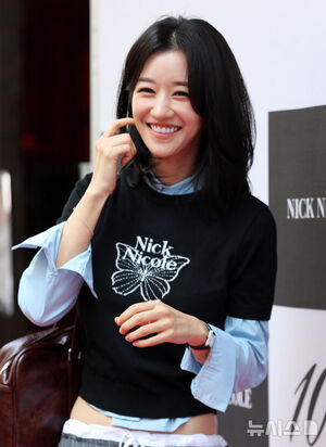 【フォト】ソ・イェジ、ローライズボトムでスリムなウエストちらり