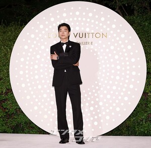 【フォト】コン・ユ、完ぺきなタキシード姿でLOUIS VUITTONのイベントに出席