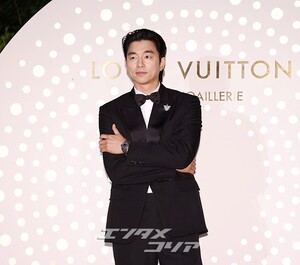 【フォト】コン・ユ、完ぺきなタキシード姿でLOUIS VUITTONのイベントに出席