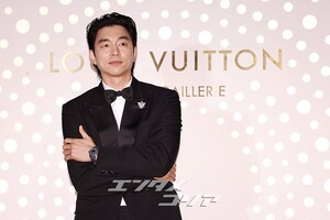 【フォト】コン・ユ、完ぺきなタキシード姿でLOUIS VUITTONのイベントに出席