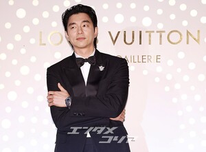 【フォト】コン・ユ、完ぺきなタキシード姿でLOUIS VUITTONのイベントに出席