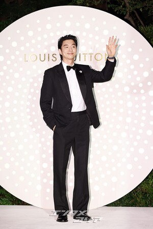 【フォト】コン・ユ、完ぺきなタキシード姿でLOUIS VUITTONのイベントに出席
