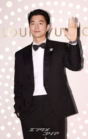 【フォト】コン・ユ、完ぺきなタキシード姿でLOUIS VUITTONのイベントに出席