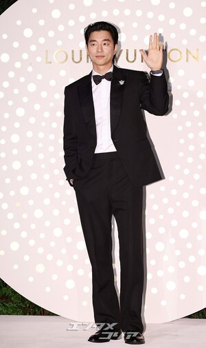 【フォト】コン・ユ、完ぺきなタキシード姿でLOUIS VUITTONのイベントに出席