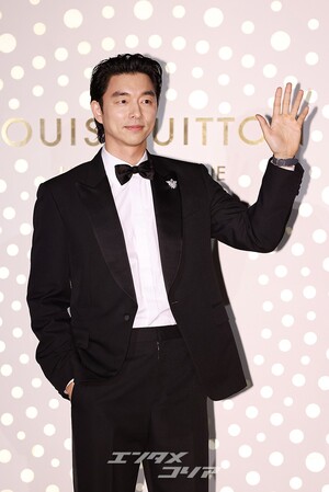 【フォト】コン・ユ、完ぺきなタキシード姿でLOUIS VUITTONのイベントに出席