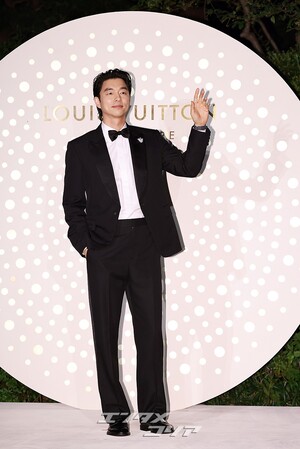 【フォト】コン・ユ、完ぺきなタキシード姿でLOUIS VUITTONのイベントに出席