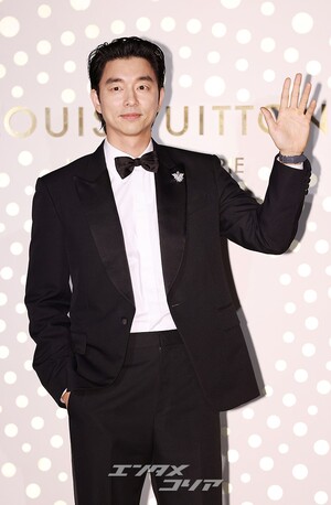 【フォト】コン・ユ、完ぺきなタキシード姿でLOUIS VUITTONのイベントに出席