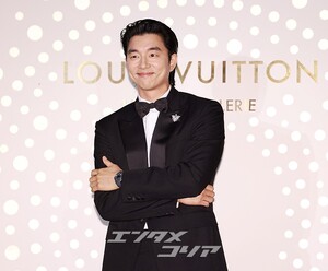 【フォト】コン・ユ、完ぺきなタキシード姿でLOUIS VUITTONのイベントに出席