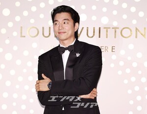 【フォト】コン・ユ、完ぺきなタキシード姿でLOUIS VUITTONのイベントに出席