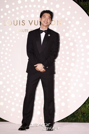 【フォト】コン・ユ、完ぺきなタキシード姿でLOUIS VUITTONのイベントに出席