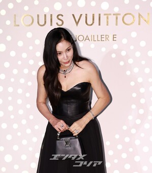 【フォト】52歳コ・ソヨン、上品な黒ドレス