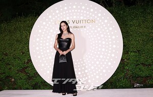 【フォト】52歳コ・ソヨン、上品な黒ドレス