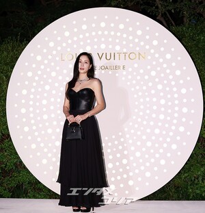 【フォト】52歳コ・ソヨン、上品な黒ドレス