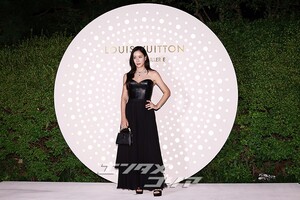 【フォト】52歳コ・ソヨン、上品な黒ドレス