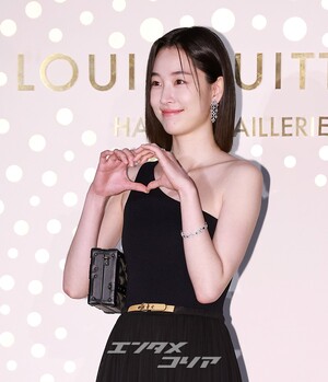 【フォト】片方の肩を出したウォン・ジアン、ギリシャの女神のよう