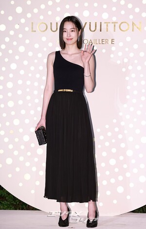 【フォト】片方の肩を出したウォン・ジアン、ギリシャの女神のよう