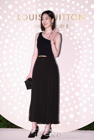 【フォト】片方の肩を出したウォン・ジアン、ギリシャの女神のよう