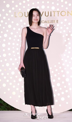 【フォト】片方の肩を出したウォン・ジアン、ギリシャの女神のよう