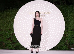 【フォト】片方の肩を出したウォン・ジアン、ギリシャの女神のよう