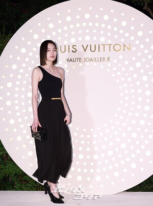 【フォト】片方の肩を出したウォン・ジアン、ギリシャの女神のよう