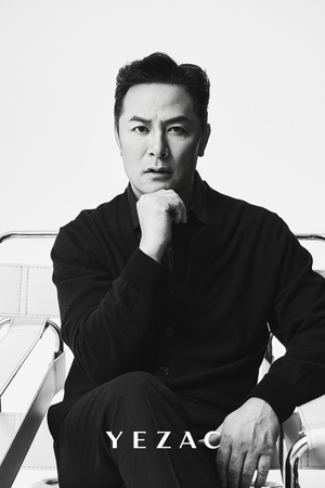 【フォト】トークが人気「コミュニケーション専門家」キム・チャンオク　白黒グラビアなのに驚異のカリスマ性