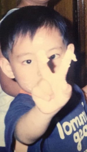 【フォト】防弾少年団V、幼少時代のキュートな写真公開