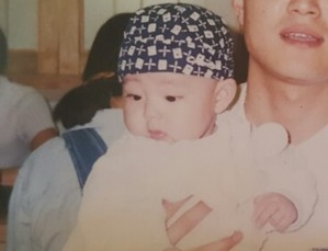 【フォト】防弾少年団V、幼少時代のキュートな写真公開