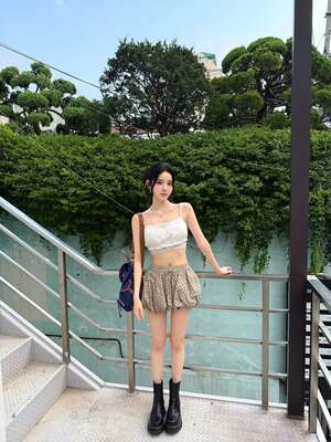 超スレンダーなSTAYCシウン、直角肩&真っすぐ伸びた細い脚披露