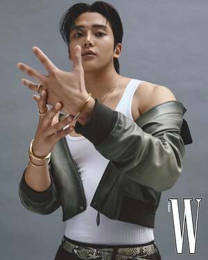 【フォト】ロウン、筋肉質ボディ＆ジュエリーのコラボ…格の違うオーラ