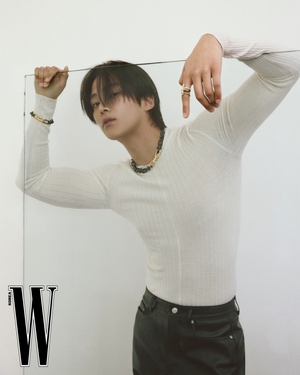 【フォト】ロウン、筋肉質ボディ＆ジュエリーのコラボ…格の違うオーラ