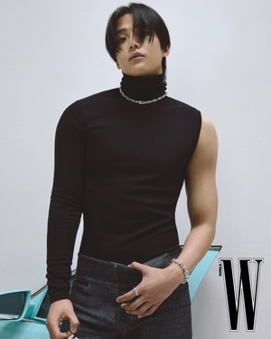 【フォト】ロウン、筋肉質ボディ＆ジュエリーのコラボ…格の違うオーラ