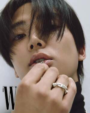 【フォト】ロウン、筋肉質ボディ＆ジュエリーのコラボ…格の違うオーラ