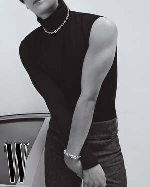 【フォト】ロウン、筋肉質ボディ＆ジュエリーのコラボ…格の違うオーラ