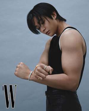 【フォト】ロウン、筋肉質ボディ＆ジュエリーのコラボ…格の違うオーラ