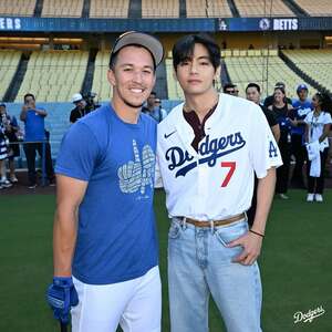 【フォト】「勝利の妖精」になったBTSのV、野球のユニフォームもよく似合う